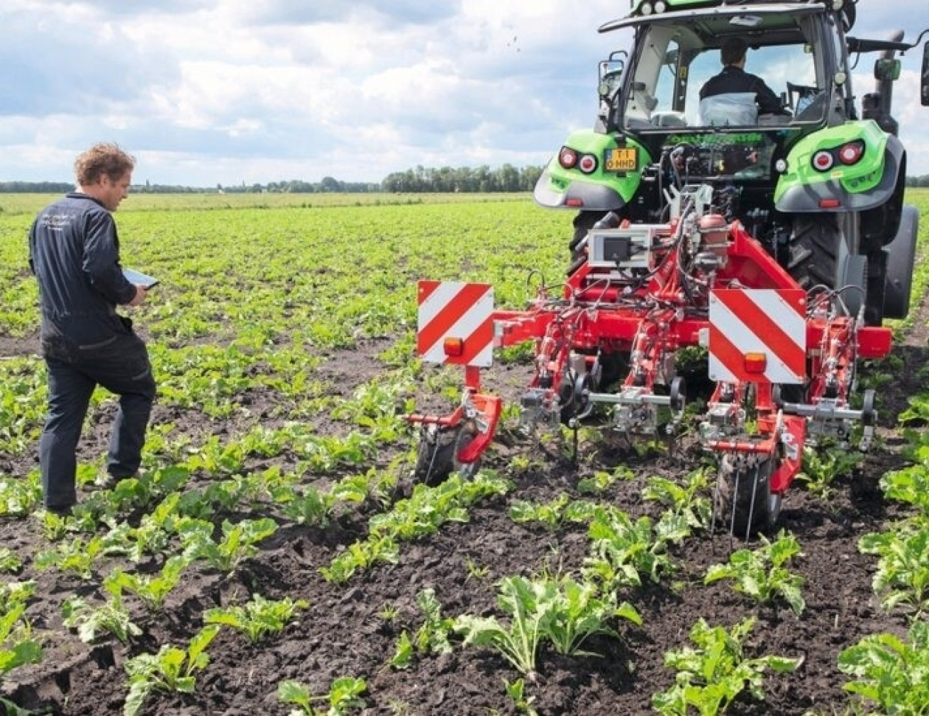 Випробування точного культиватора Einböck Invera - ifarming.ua 9 червня в складних вологих умовах 4-рядна Invera здійснила перші проходи на полі цукрових буряків у Нідерландах. Через вологий ґрунт камери спочатку мали певні труднощі з точним регулюванням глибини для кожної секції. Поки представник імпортера виконував остаточні налаштування на планшеті, ножі вже акуратно обробляли рядки буряків зі швидкістю близько 2 км/год